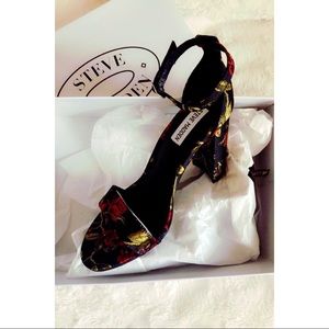 Steve Madden Carrson, Red Multi, size 8.5, NWT